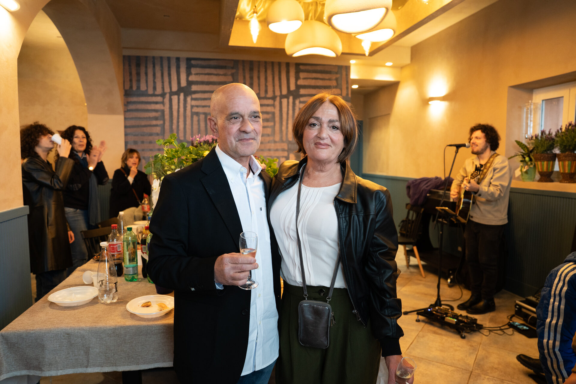 Serata con musica dal vivo nella sala del ristorante Zenzero