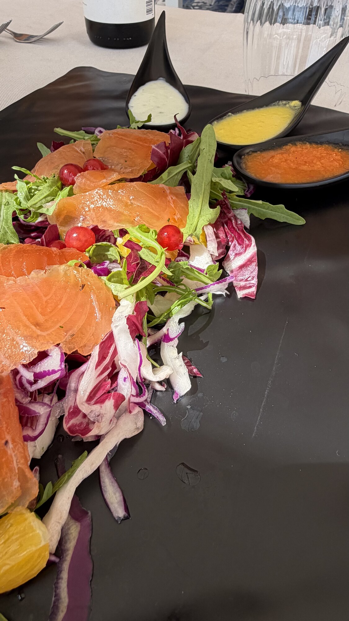 Antipasto di pesce e radicchio servito da Zenzero