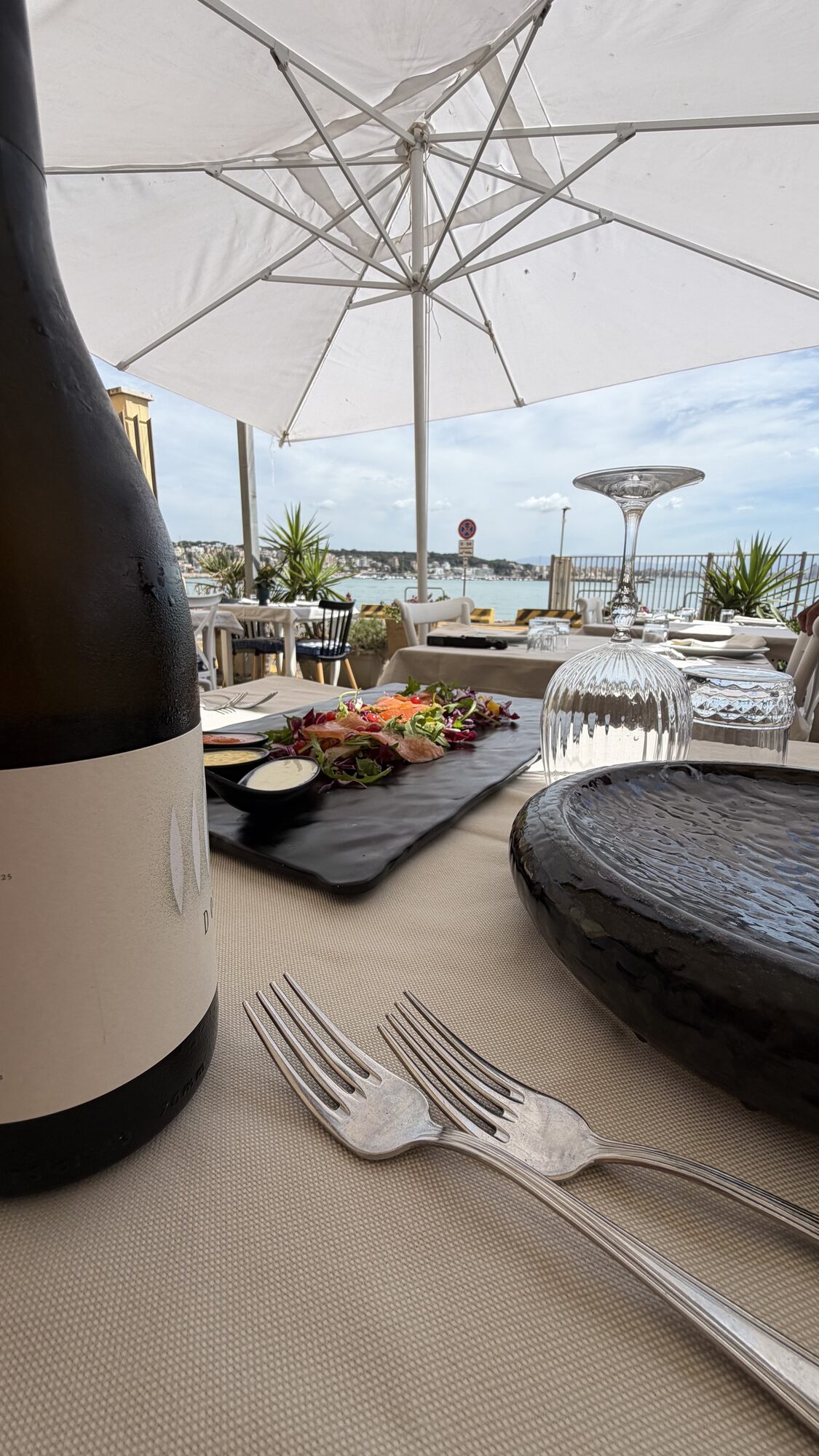 Tavoli all'aperto di Zenzero con vista sul porto di Anzio
